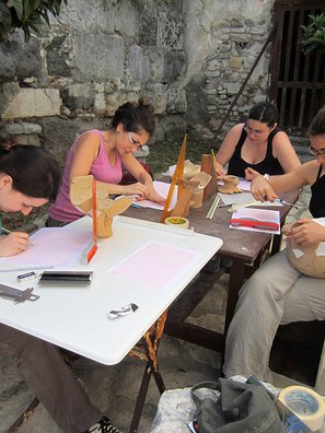 Fig. 1: Kos Mission 2013 students attending the workshop on Byzantine ceramics (photo I. Baldini).