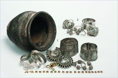 Fig. 3: Hoards of medieval jewelry discovered inside the stronghold of Czermno, dating to the 13–14th centuries.