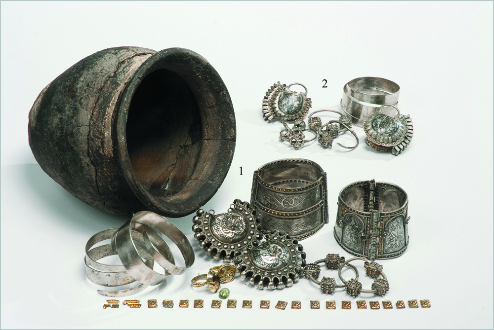 Fig. 3: Hoards of medieval jewelry discovered inside the stronghold of Czermno, dating to the 13–14th centuries (Wołoszyn et al. 2012–2013)