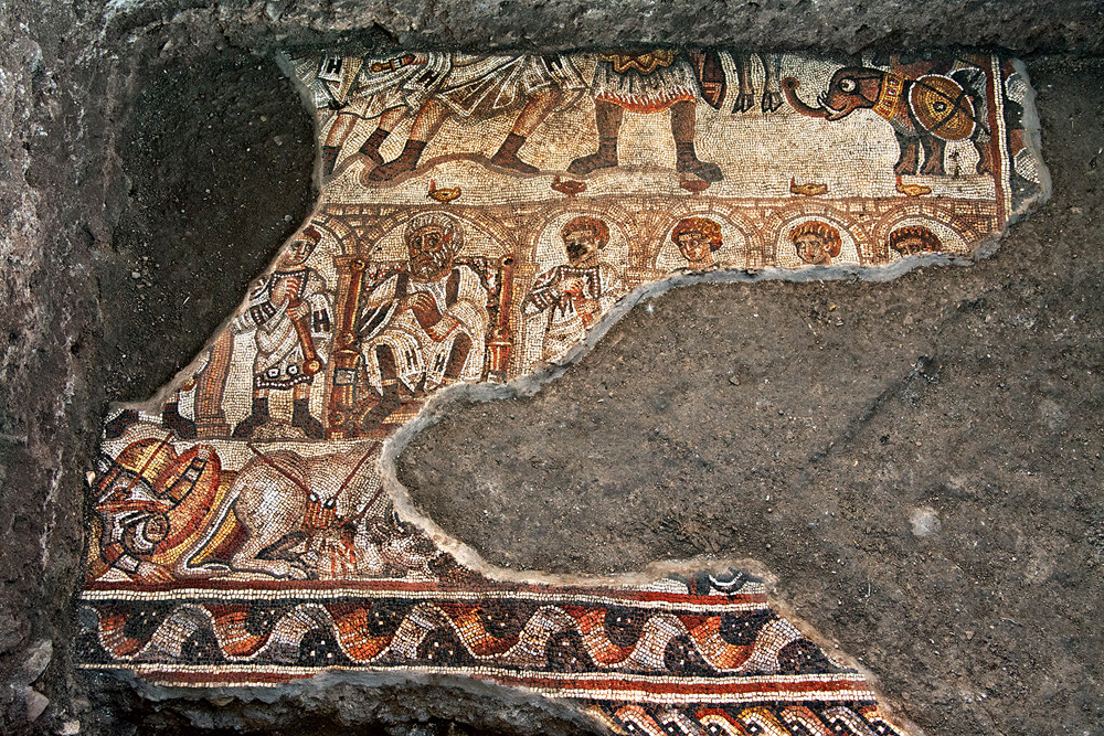 Fig. 3: Mosaic with a battle scene (?) with elephants and male figures framed by an arcade (Magness 2013–2014)