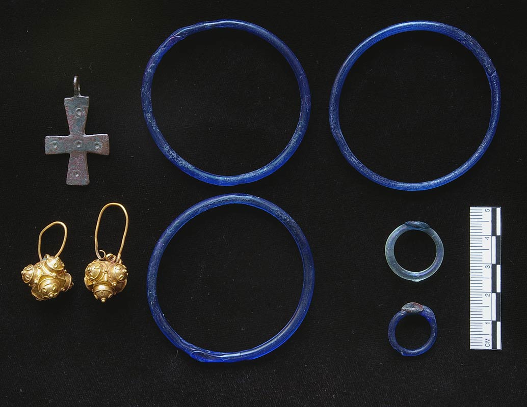 Fig. 3: Gold, bronze, and glass finds from Tomb 18, dated to the eleventh century, in the church atrium (Lightfoot 2006–2007)