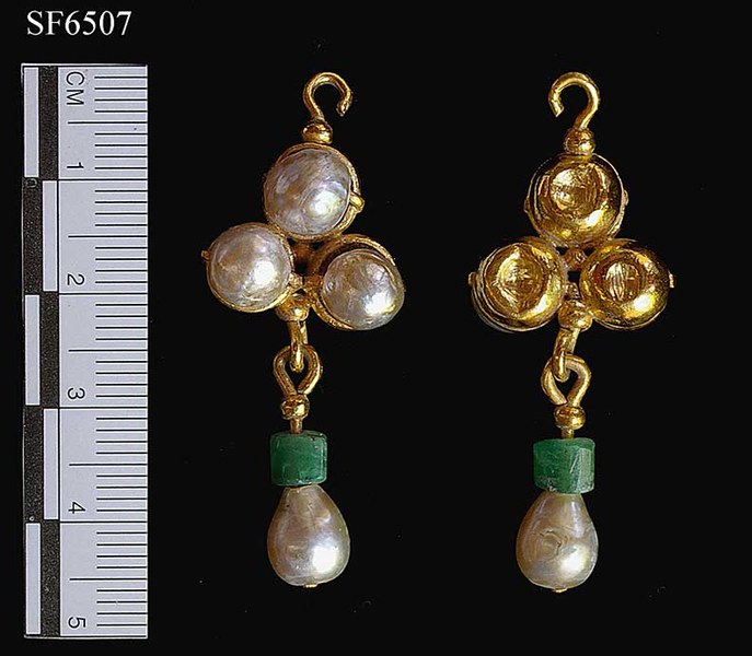 Fig. 1: Gold, pearl, and emerald earring (SF6507) found in a Dark Age occupation layer in the Lower City Enclosure during the 2005 season (photo Edward Schoolman)