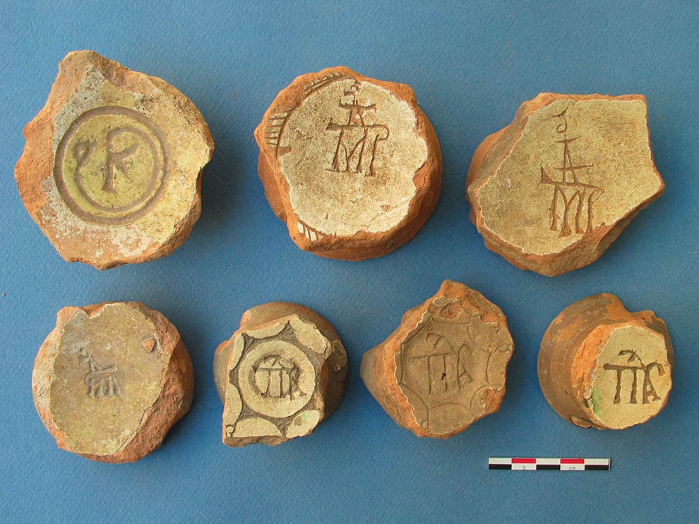 Fig. 3: Biscuit-fired and glazed ceramics with monograms (Waksman 2008–2009)