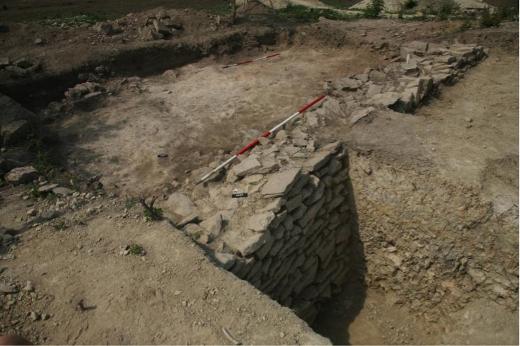 Fig. 7: The revetting wall (5023), area A (Poulter 2010–2011)