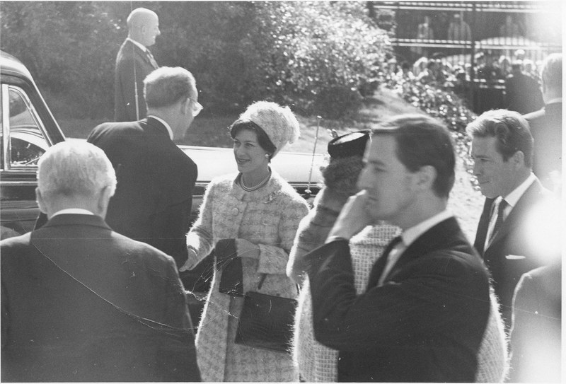 Ernst Kitzinger Shaking Hands with Princess Margaret and Mildred Bliss Speaking with Lord Snowdon. Archives, AR.PH.BL.022, Dumbarton Oaks Research Library and Collection.