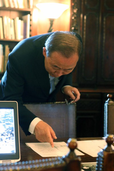 United Nations Secretary General Ban Ki-Moon Examining Dumbarton Oaks Conversations Artifacts. Archives, AR.DP.2015.005, Dumbarton Oaks Research Library and Collection.