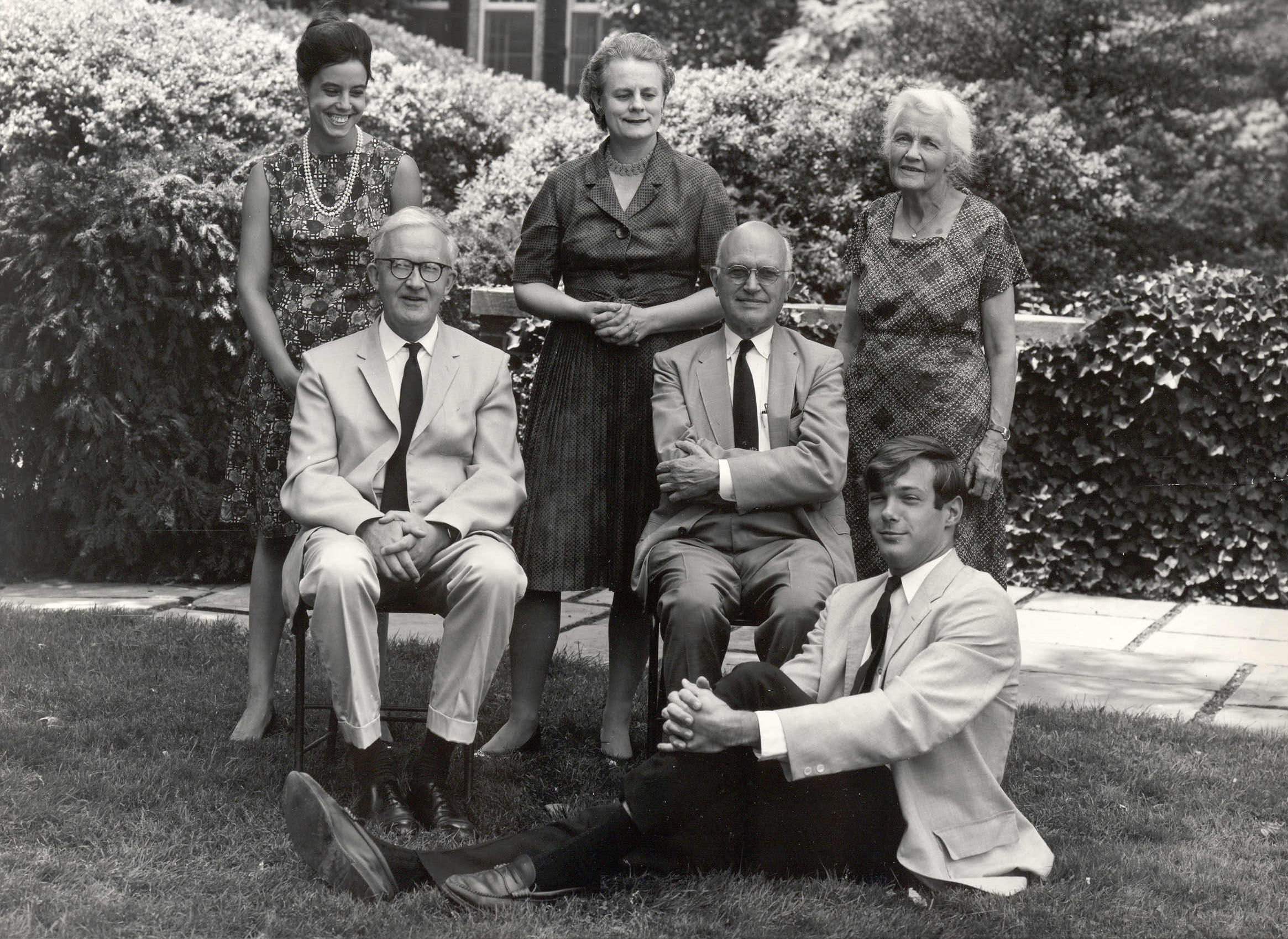 Back row, left to right: Julia Cardoza, Julia Warner, and Mrs. Alfred Bellinger. Seated, left to right: Philip Grierson and Alfred Bellinger. Seated on the ground: Julian Hartzell. Dumbarton Oaks Archives, AR.PH.Misc. 181