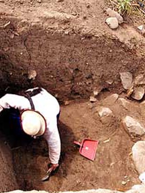 Fig. 7: Excavation of false tomb, south face of Cerro Narrío.