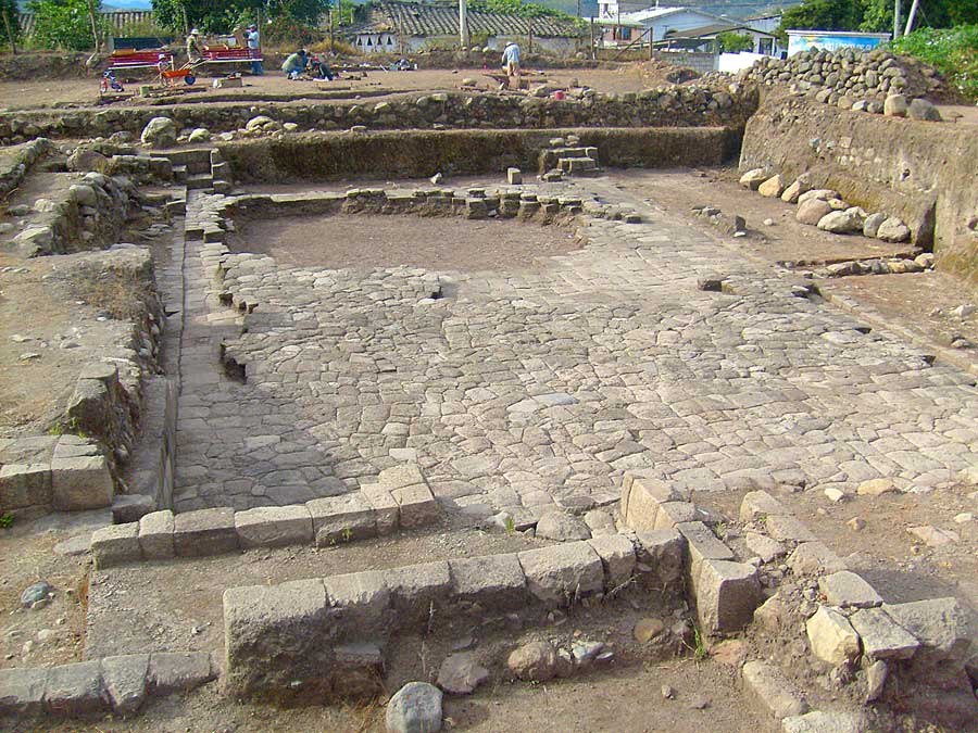 Fig. 1: Semi-subterranean temple at eastern end of municipal lot looking to north (Bray and Echeverría 2008–2009)