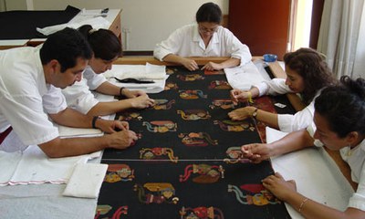 Conservator Maria Ysabel Medina and curator Carmen Thays direct and collaborate in conservation, restoration and stable mounting of the Paracas embroideries. Here they work with textile conservators Luis Peña, Mónica Solorzano, and Lourdes Chocano to prepare a Paracas mantle for one of several international exhibits in 2006.