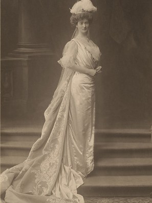 Mildred Barnes Bliss in her wedding dress, Paris, 1908. Bliss Papers, HUGFP 76.74p, box 18, Harvard University Archives.