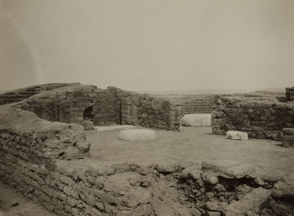 House of the chariotry-officer Ranefer, interior from the northwest side, looking east
