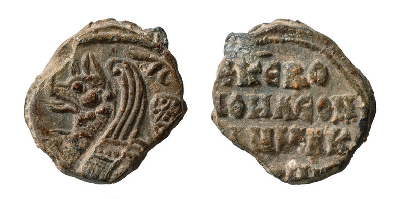 Obverse and reverse of a lead seal; the obverse depicts a simurgh, the reverse has four lines of Greek inscription