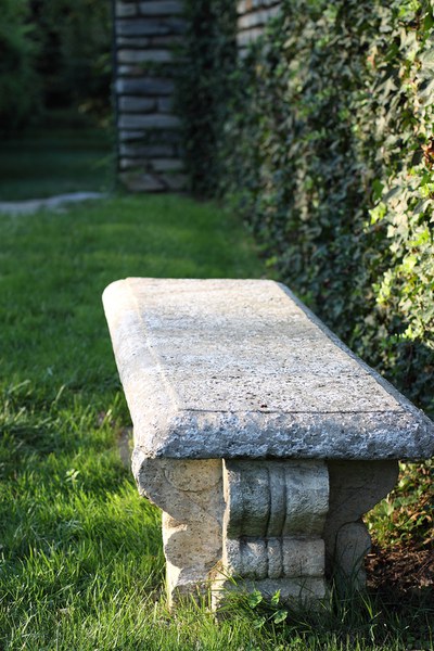 Photograph of marble bench by Tokovinine